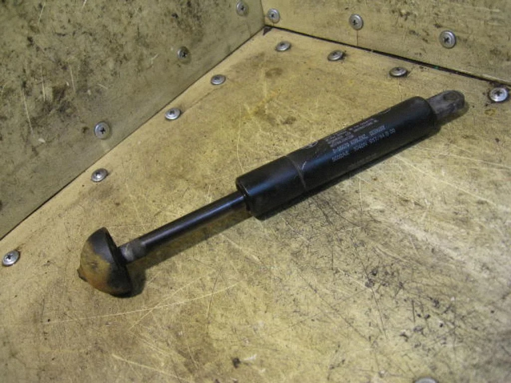 Front bonnet/hood damper/strut