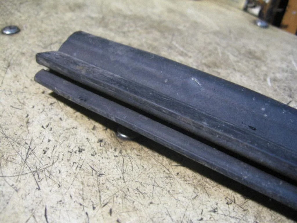 Engine compartment rubber – centre