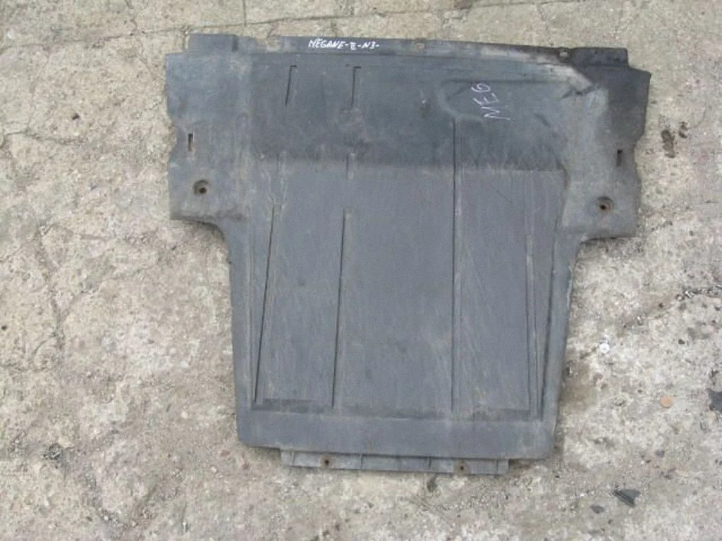 Engine splash shield/under tray – centre