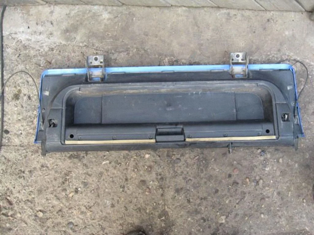 Tailgate/trunk/boot lid – centre