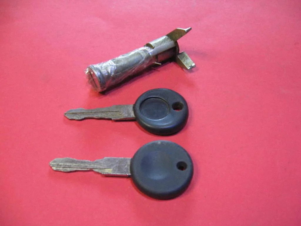 Front door lock (next to the handle) 604837166