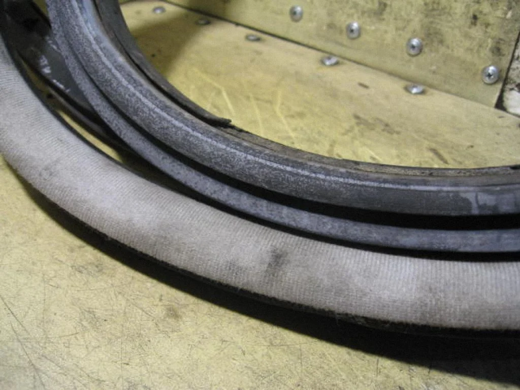 Front door rubber seal – left