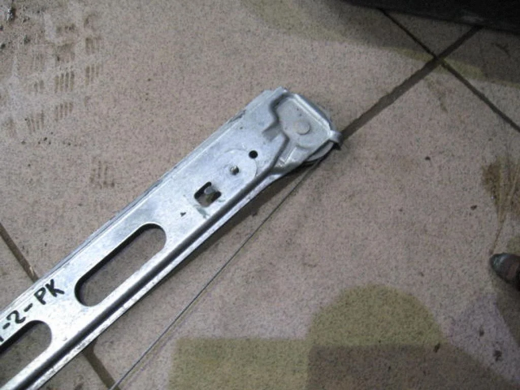 Front window lifting mechanism without motor – left