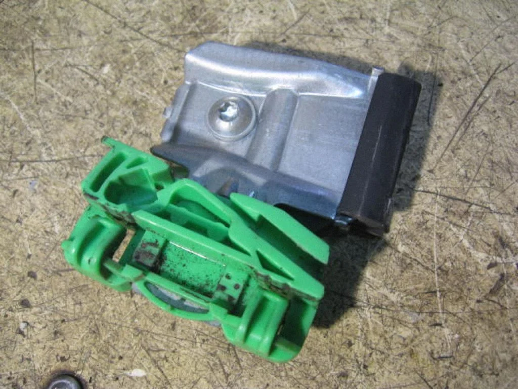Front window lifting mechanism without motor