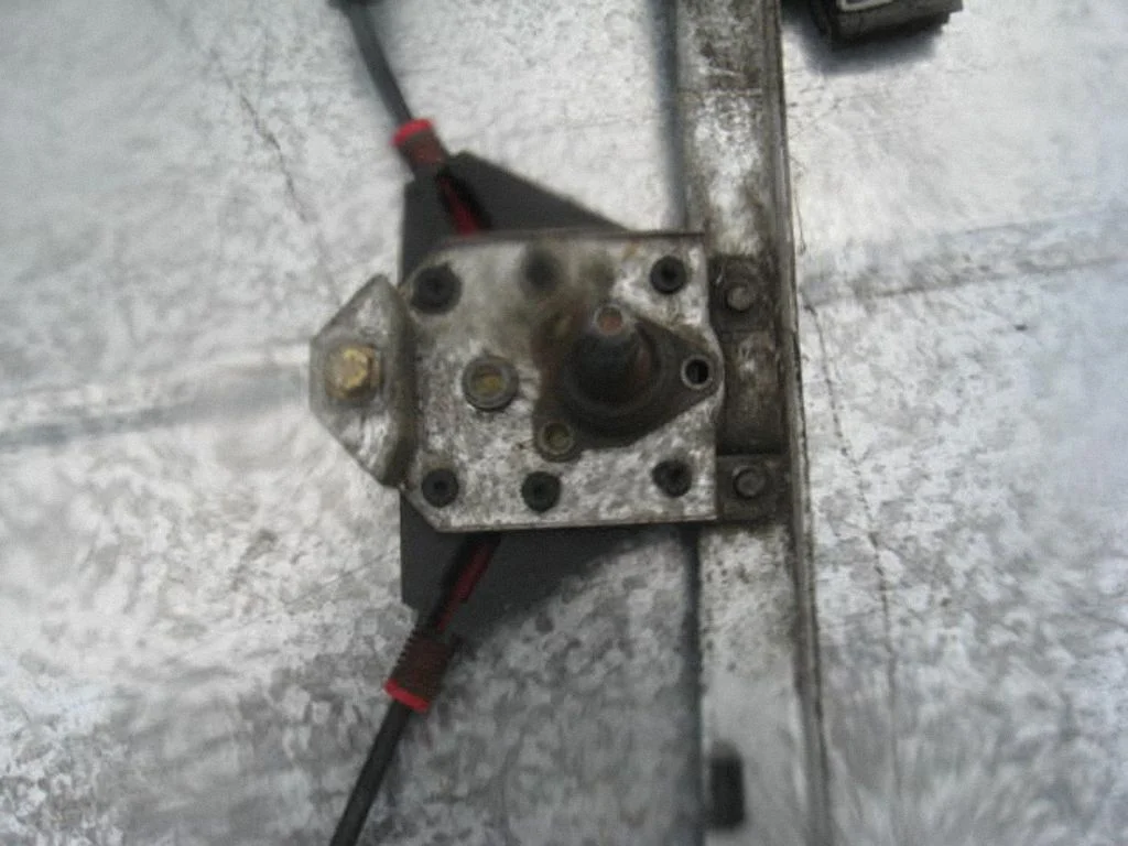 Front door manual window regulator 1H0837401