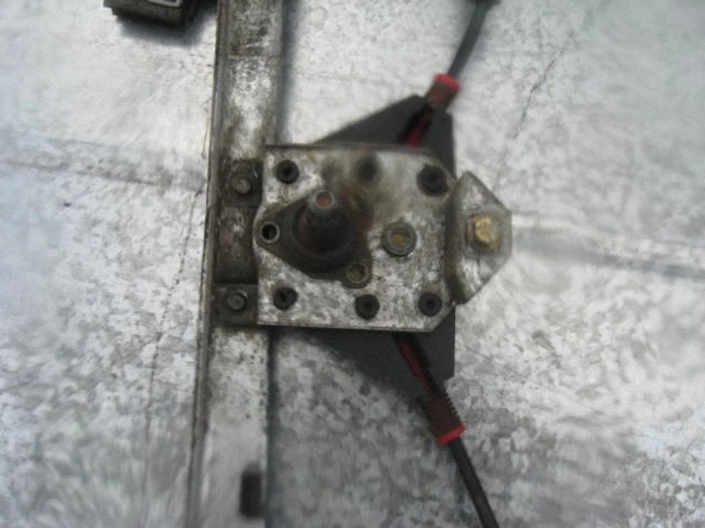 Mechaninis priekinio lango pakėlimo mechanizmas