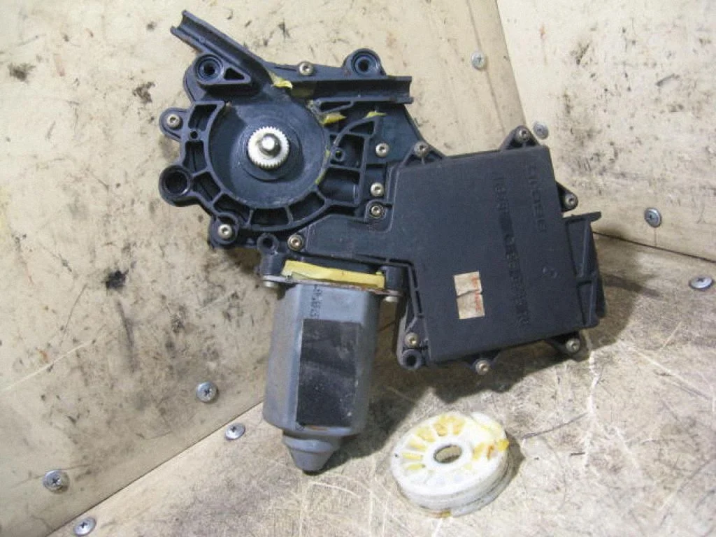 Front door window regulator motor 7M3959802