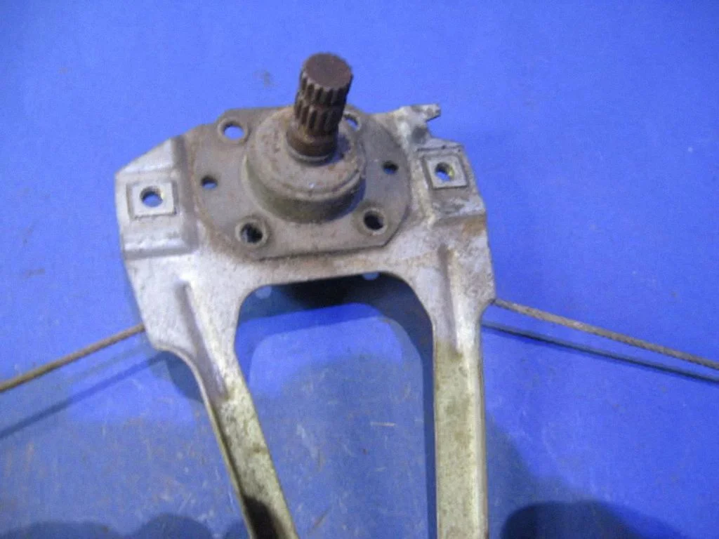 Mechaninis galinio lango pakėlimo mechanizmas