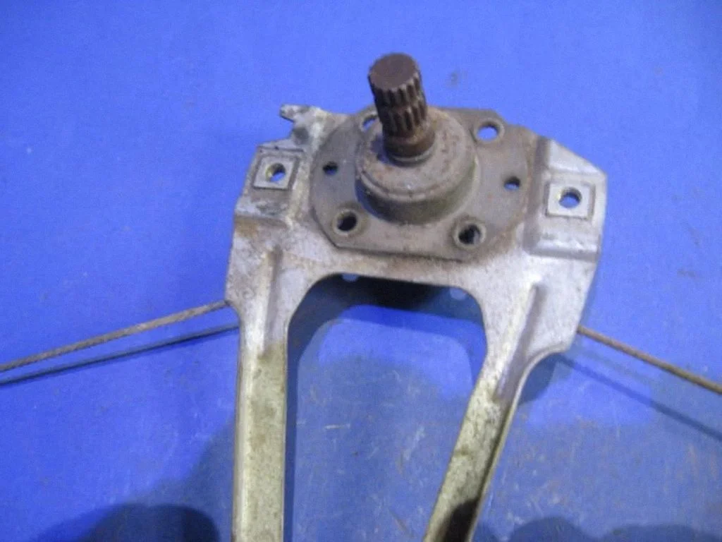 Mechaninis galinio lango pakėlimo mechanizmas