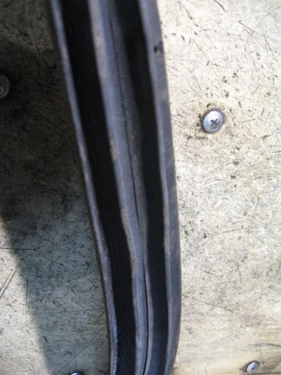 Front door rubber seal – front right