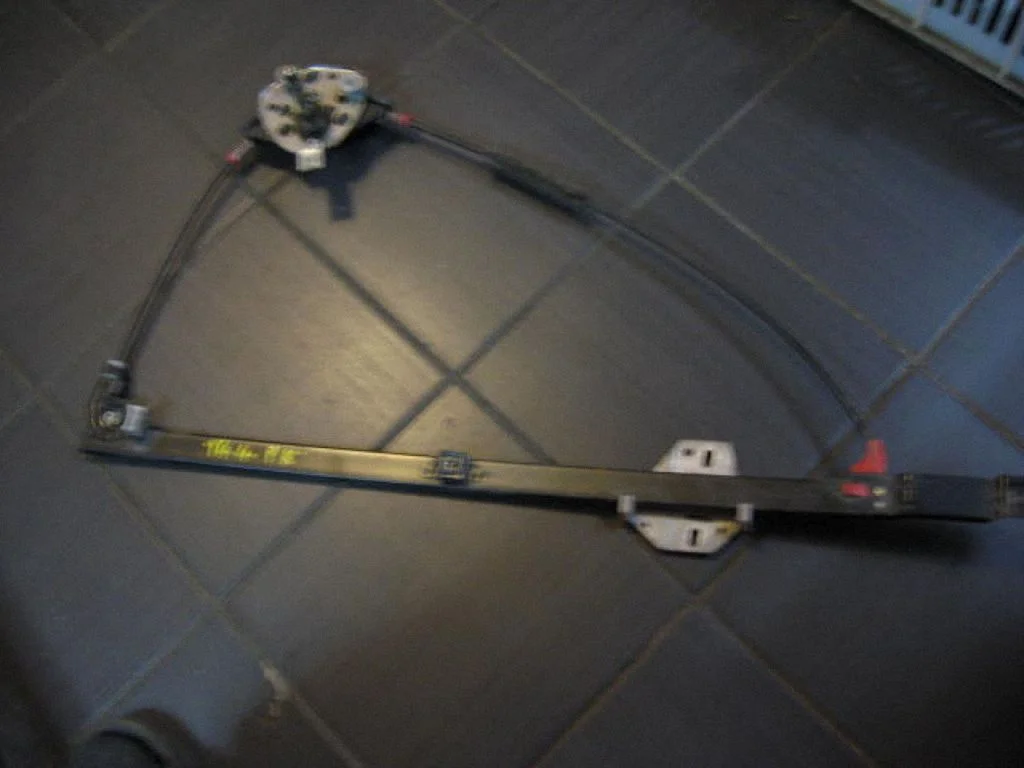 Front door window regulator with motor NURODYKITEKURIPUSE