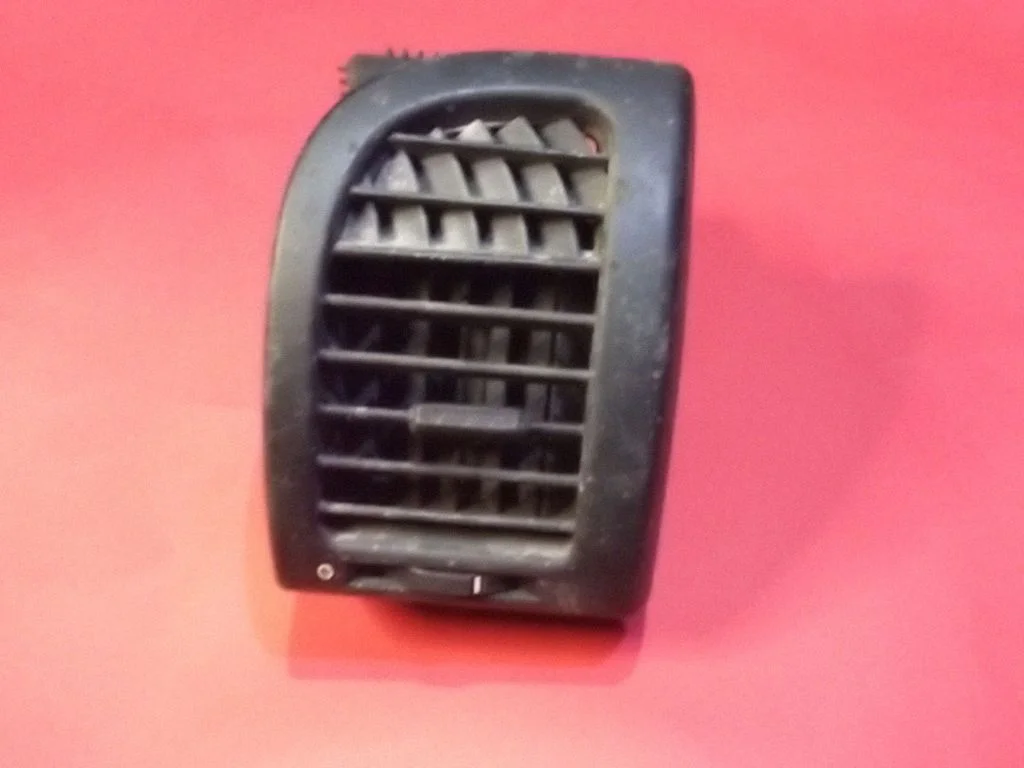 Dashboard side air vent grill/cover trim 90561076