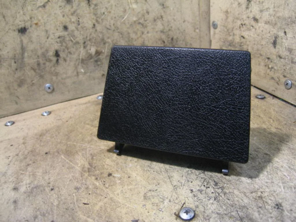 Ashtray (rear) – centre