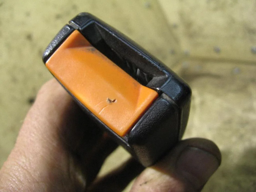 Front seatbelt buckle