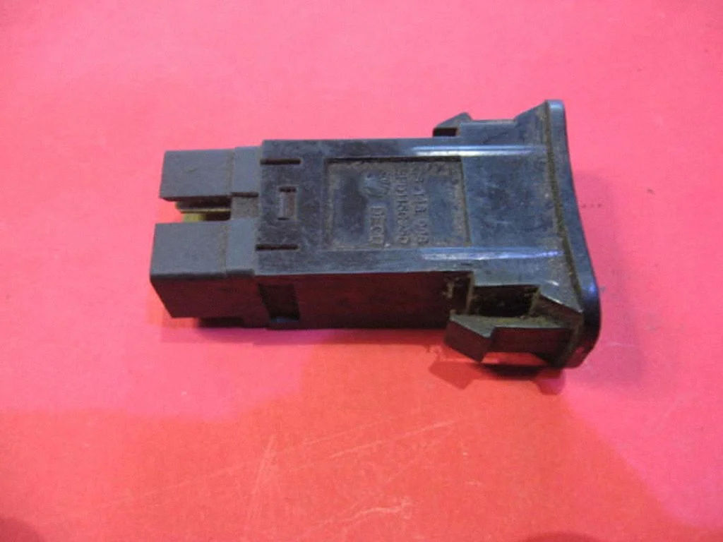 Tailgate/boot open switch button 96148948