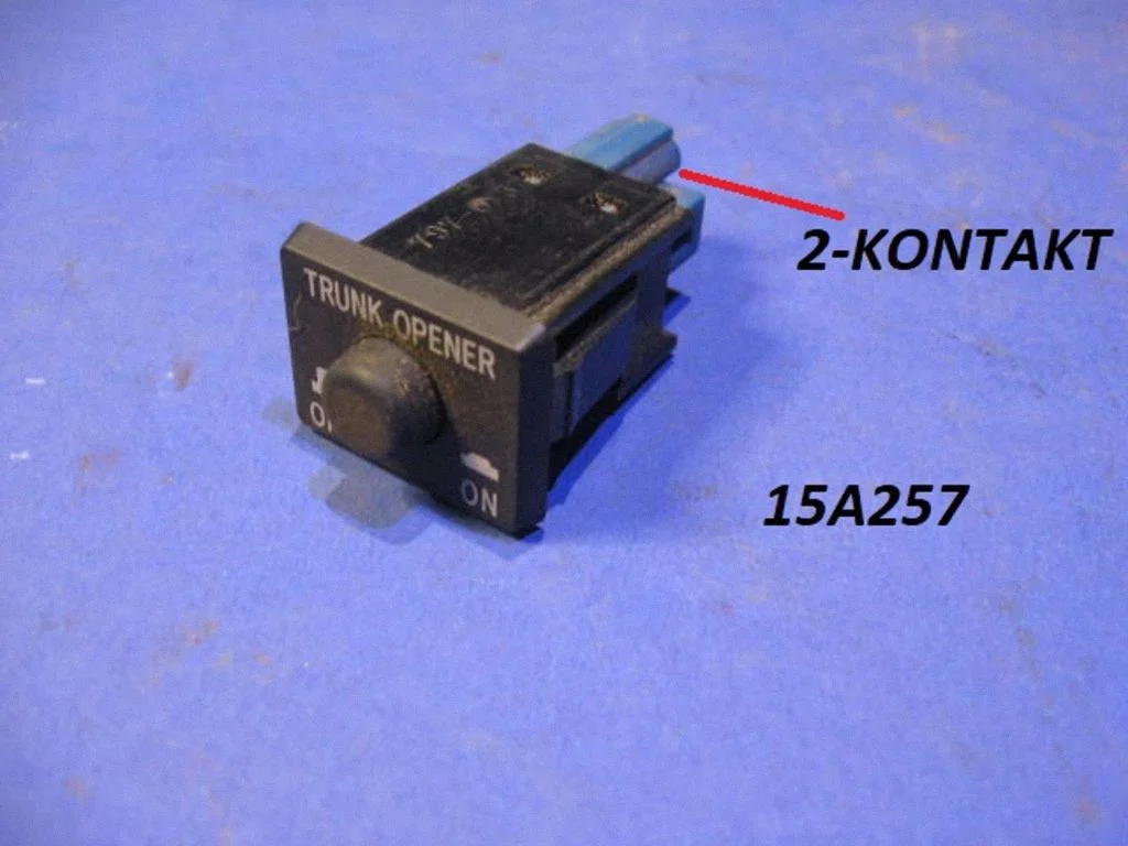 Tailgate/boot open switch button – Toyota RAV 4 (XA30) (2006-2016)