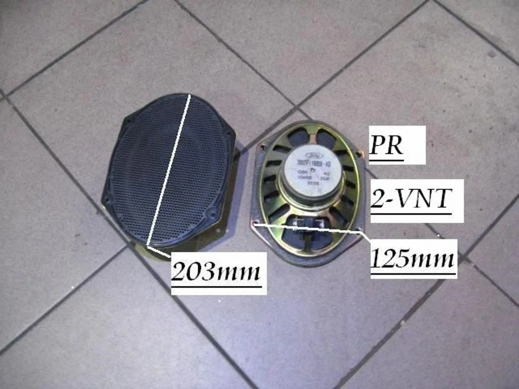 Garsiakalbis (-iai) priekinėse duryse