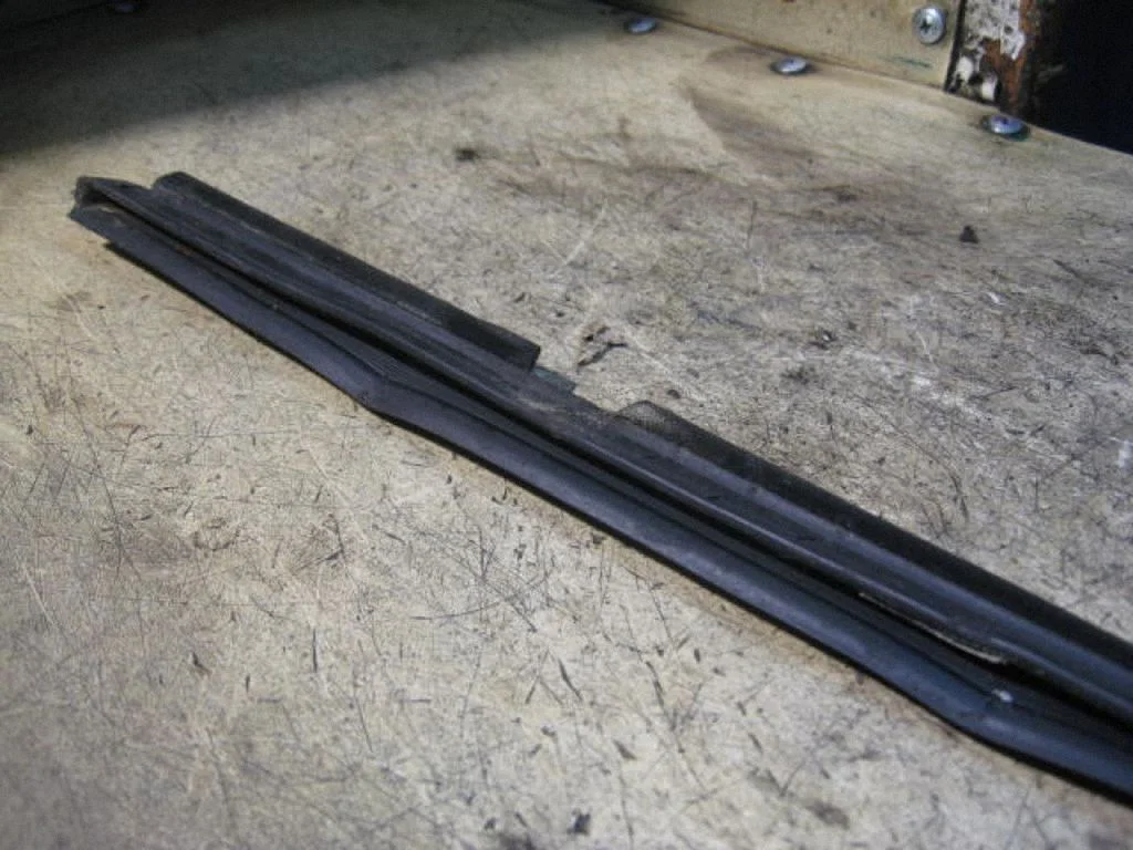Rubber seal front coupe door window