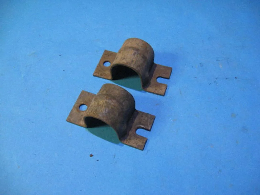 Stabilisaatori puksi klamber (esiosa) – Opel Vectra B (1996-2002)