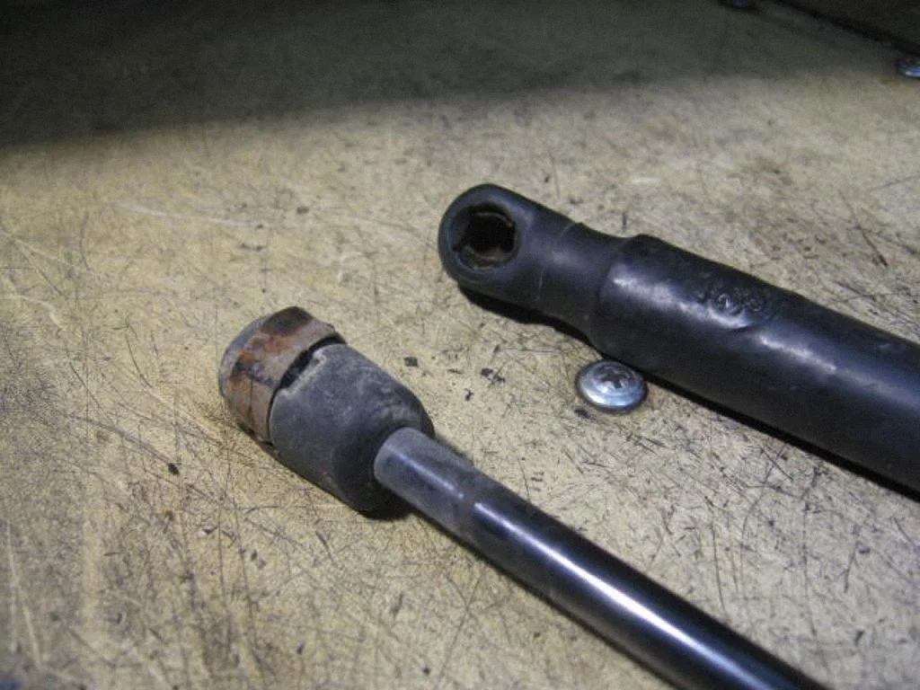 Rear window strut damper