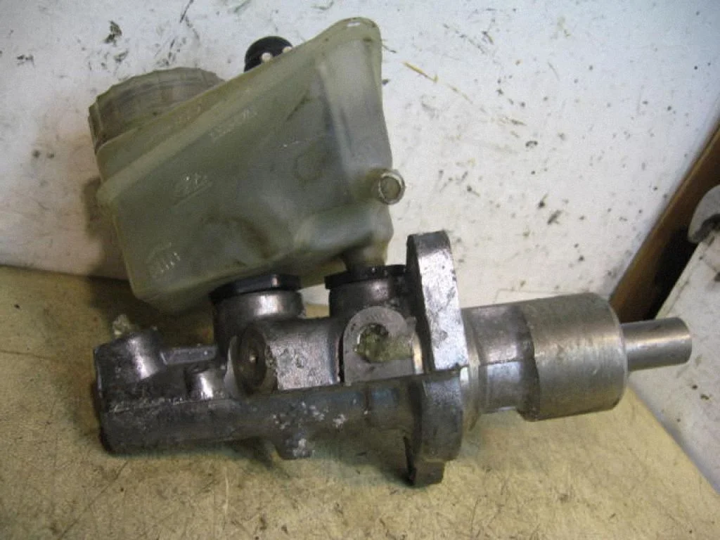 Master brake cylinder – left