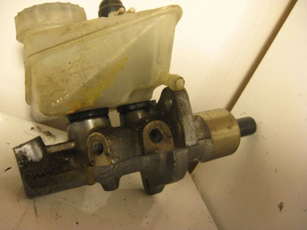 Master brake cylinder – left