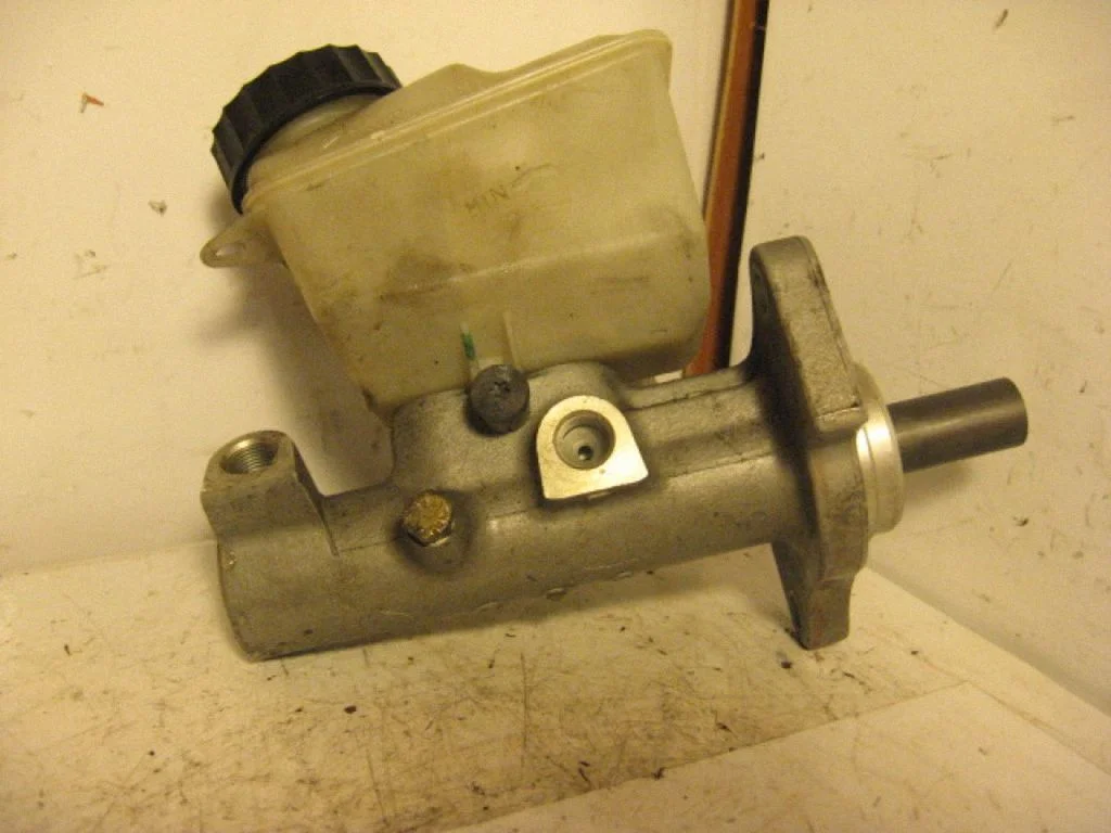 Master brake cylinder – left