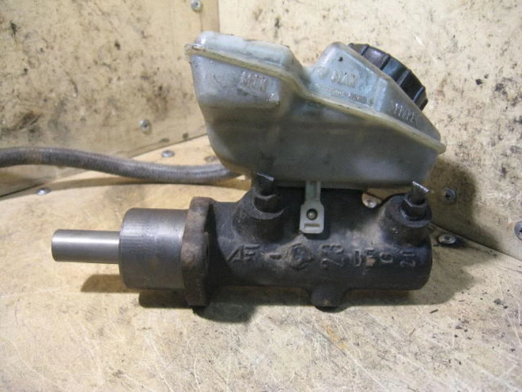 Master brake cylinder – left