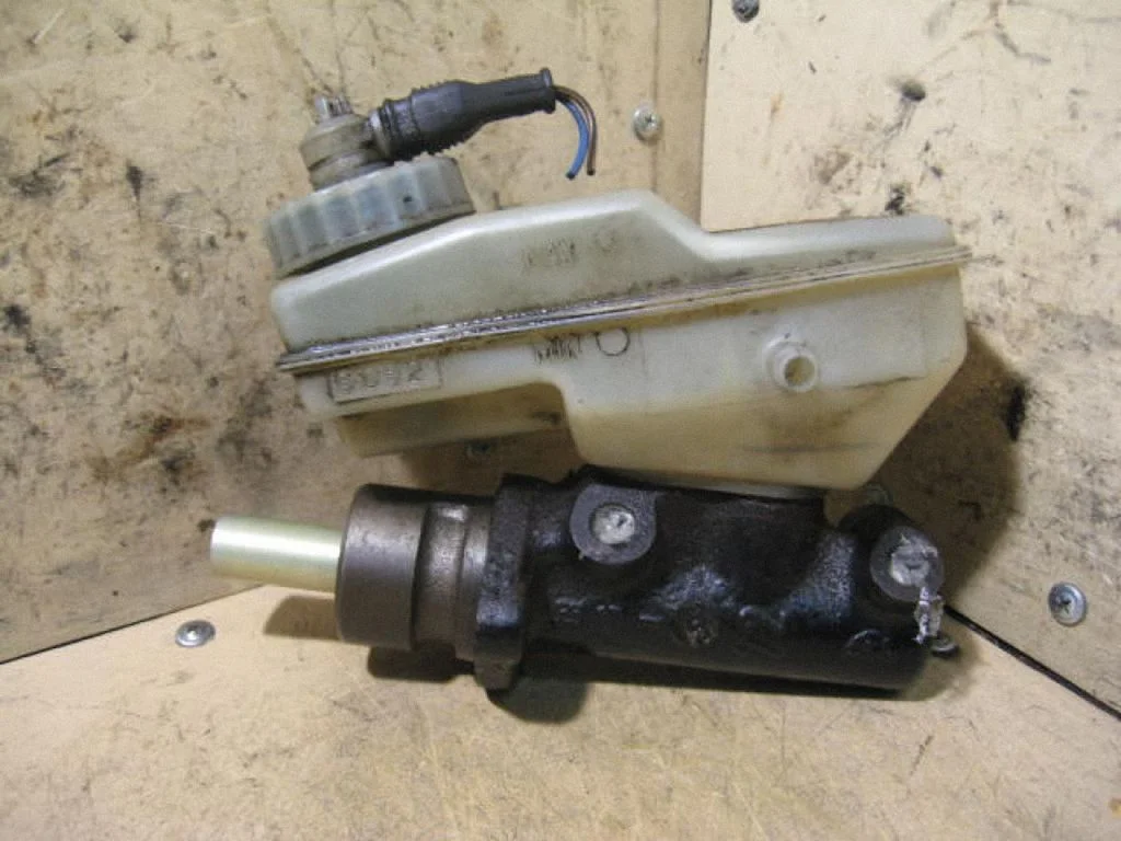 Master brake cylinder – left