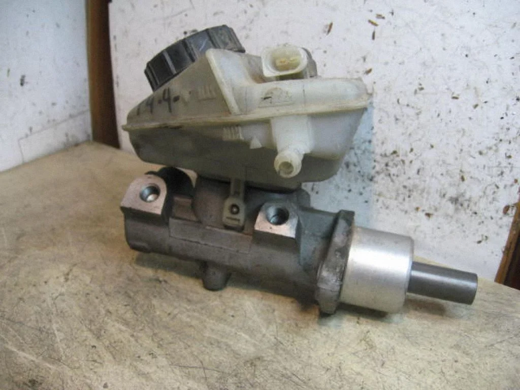 Master brake cylinder – left