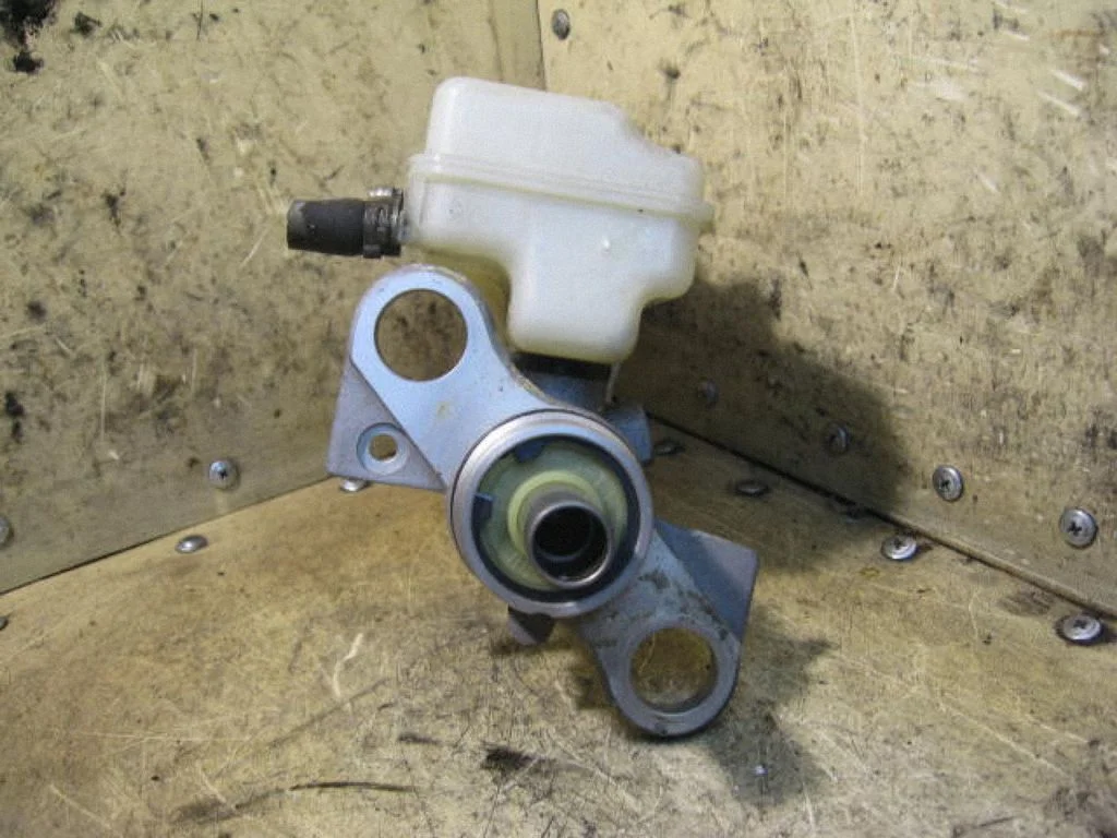 Master brake cylinder B307317