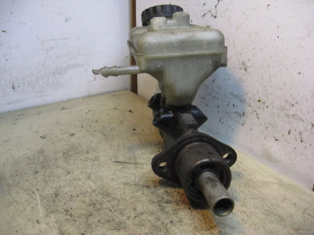 Master brake cylinder 21026099