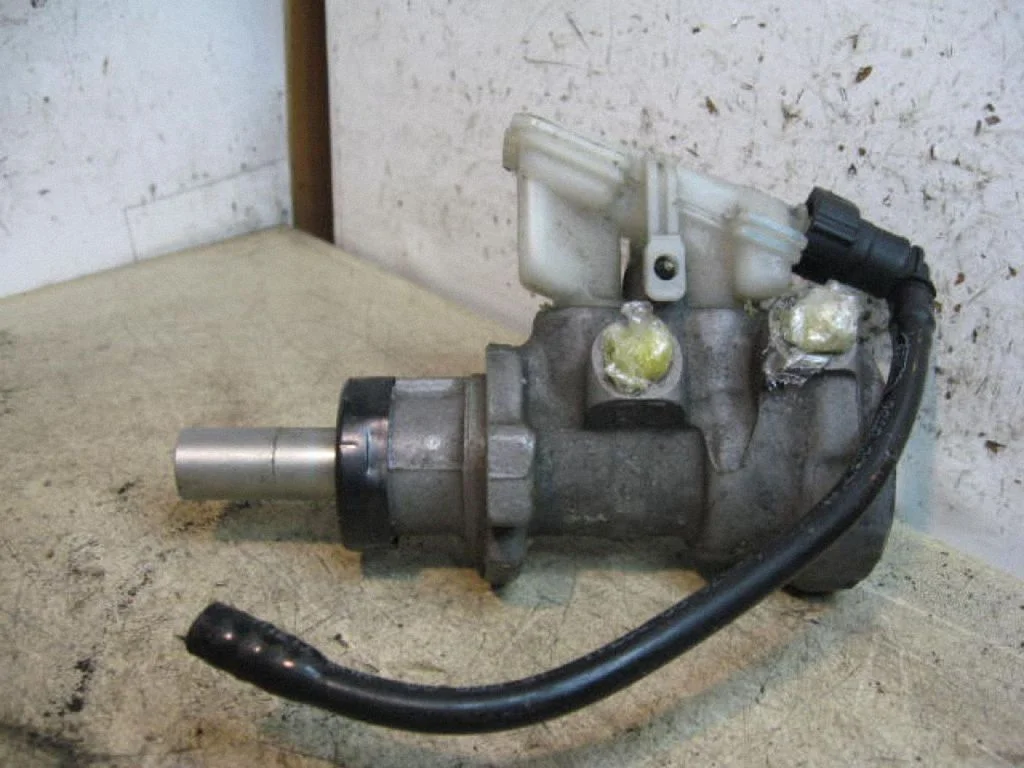 Master brake cylinder – left