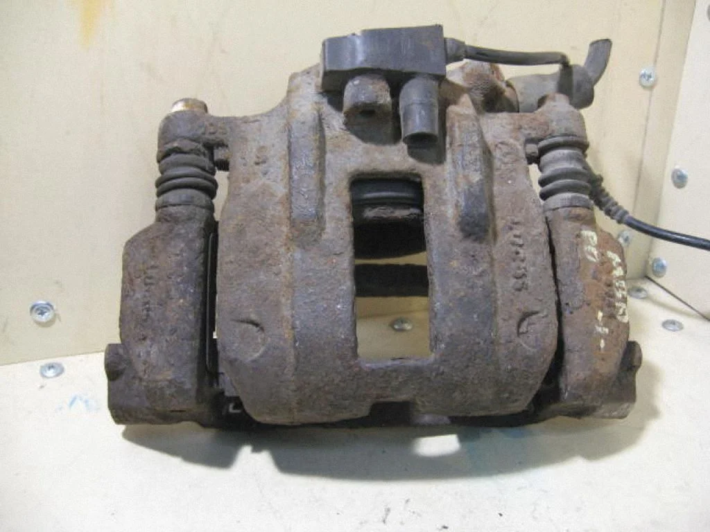 Front brake caliper – left
