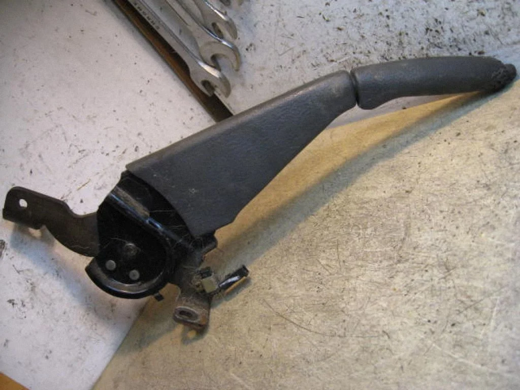 Handbrake/parking brake lever assembly – centre
