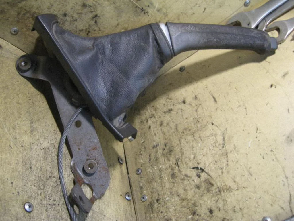 Handbrake/parking brake lever assembly – centre