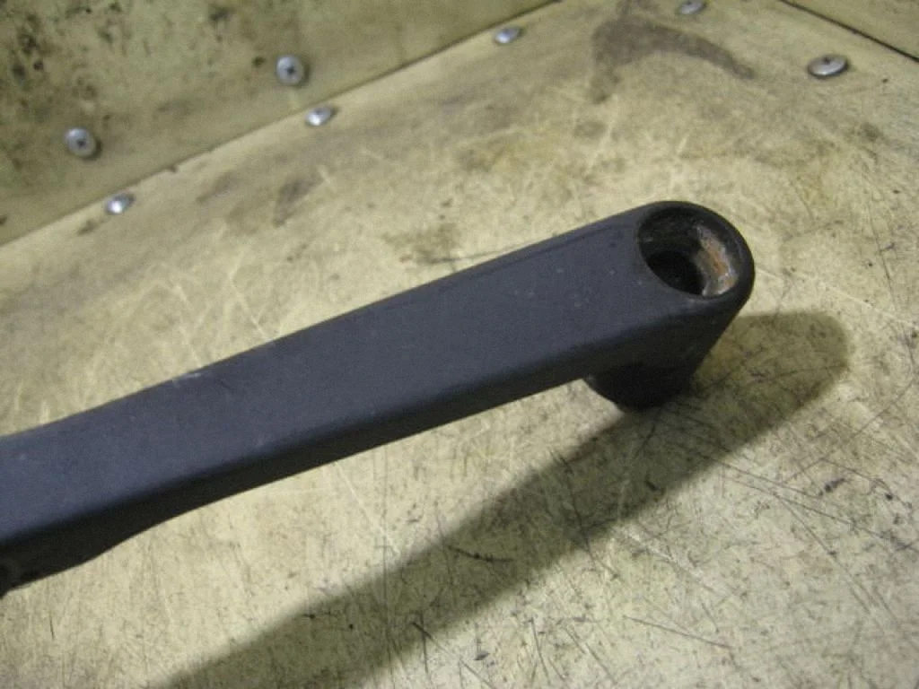 Front wiper blade arm