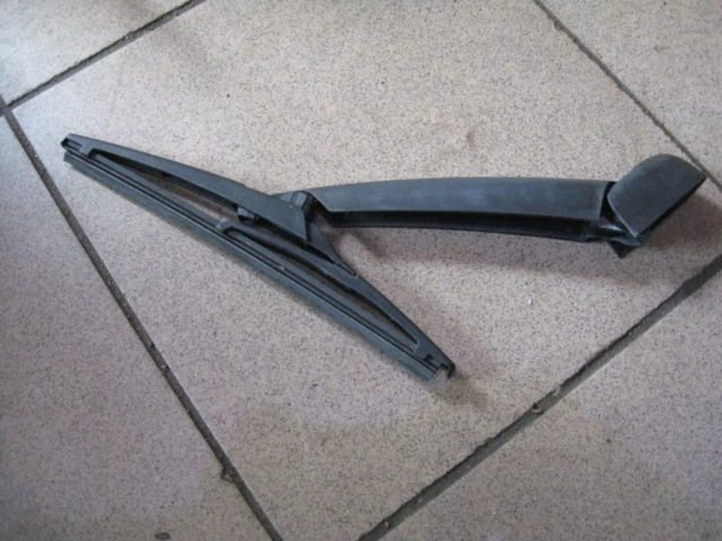 Rear wiper blade arm – centre