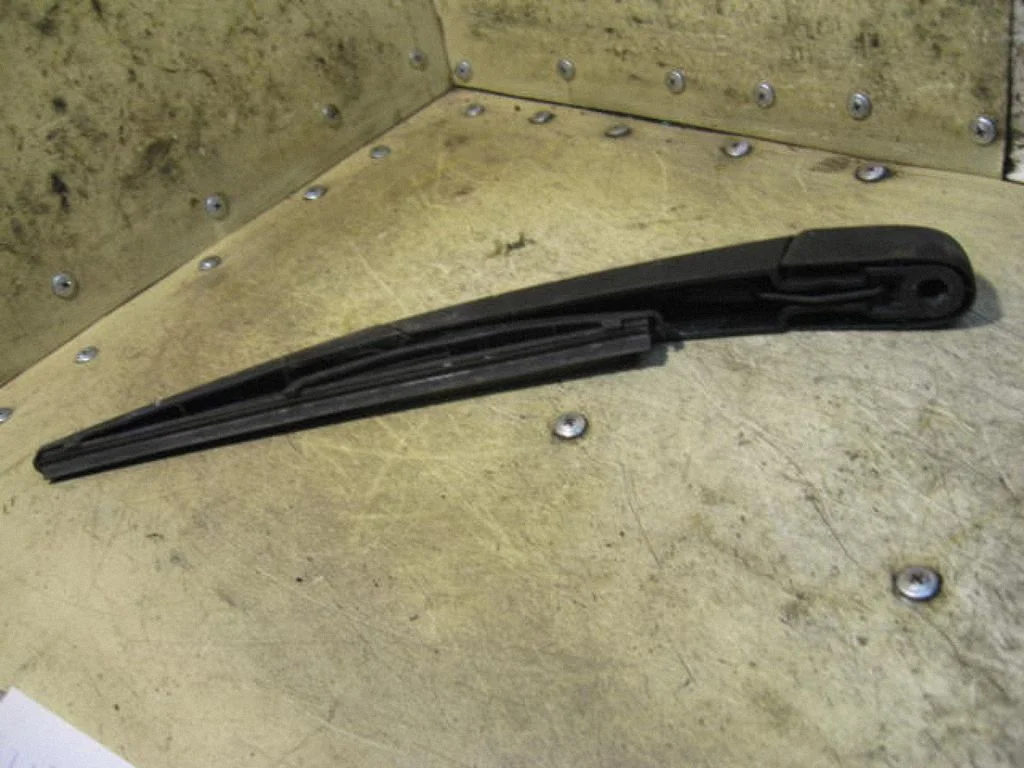 Rear wiper blade arm – centre
