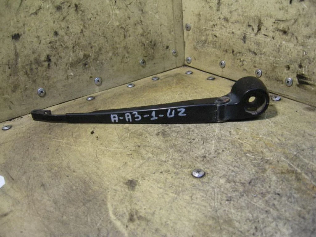 Rear wiper blade arm – centre