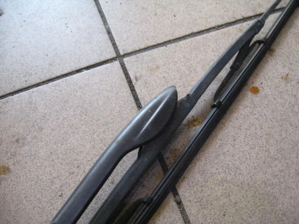 Rear wiper blade arm – centre