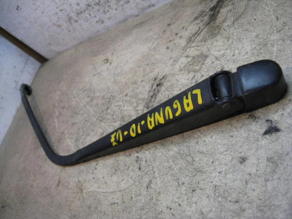 Rear wiper blade arm – centre