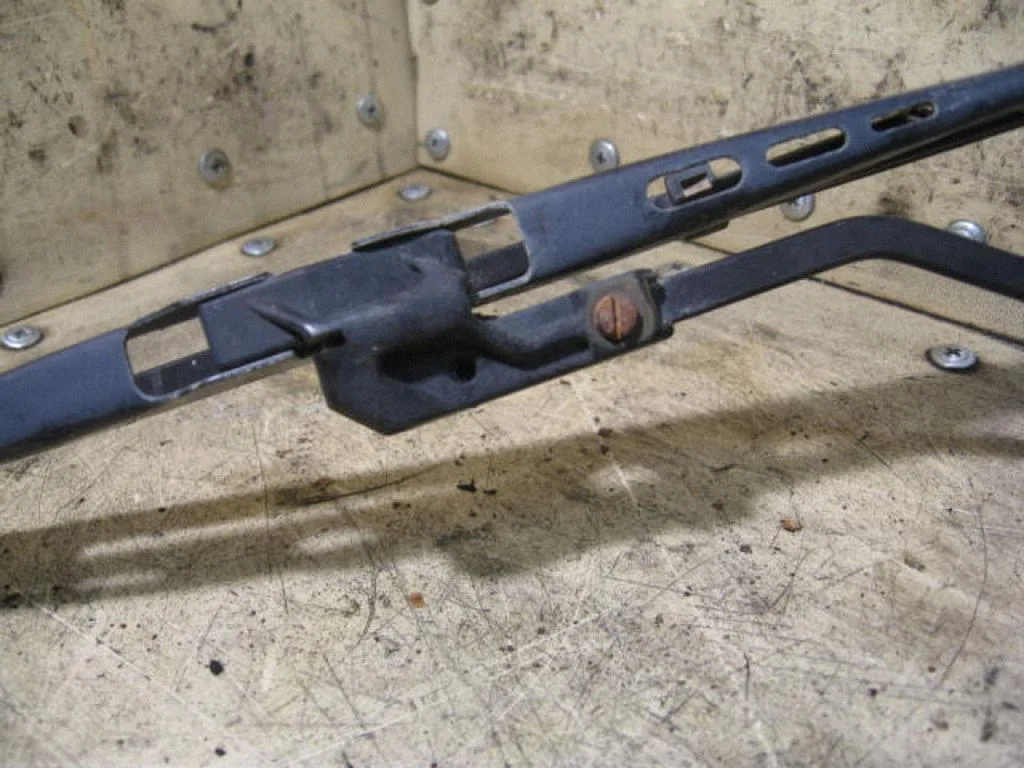 Rear wiper blade arm – centre