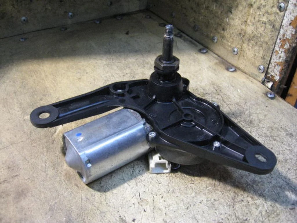 Aizmugurējā stikla tīrītāja motoriņš 8200028400