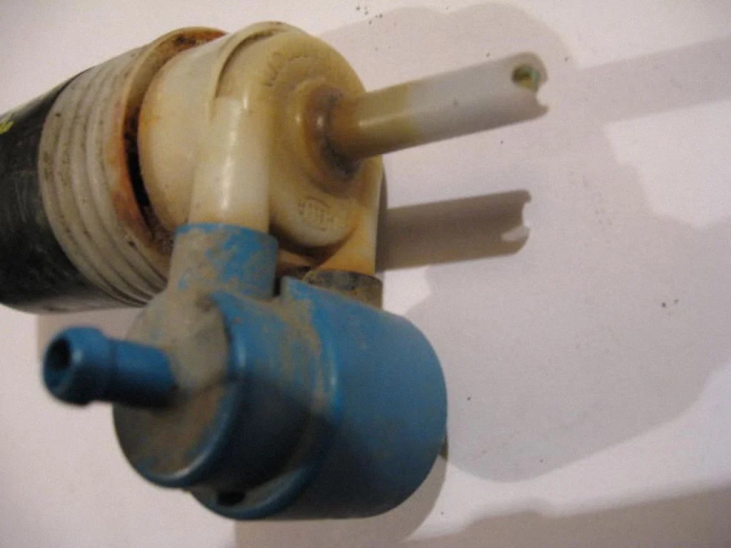 Windscreen/windshield washer pump – left