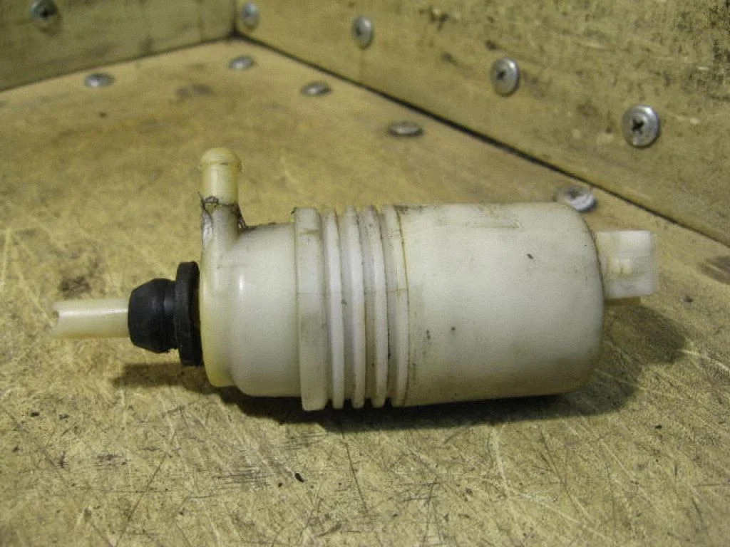 Klaasipesuvedeliku pump (klaaside) – Volkswagen Transporter - Caravelle T4 (1991-2003)