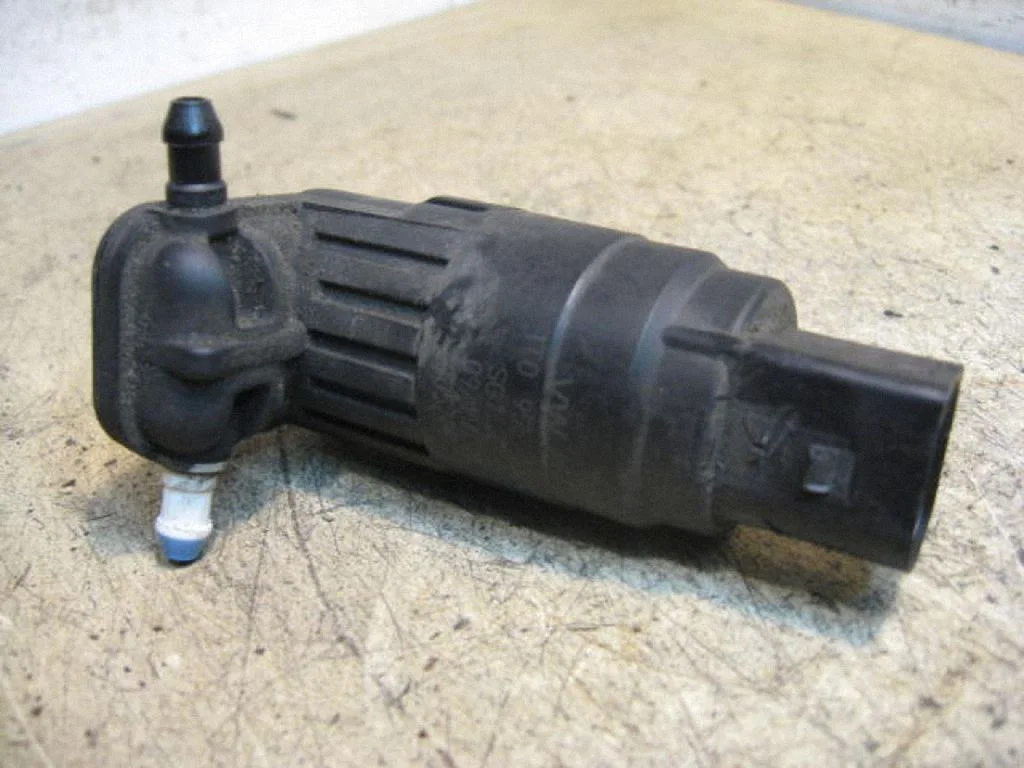 Windscreen/windshield washer pump – left