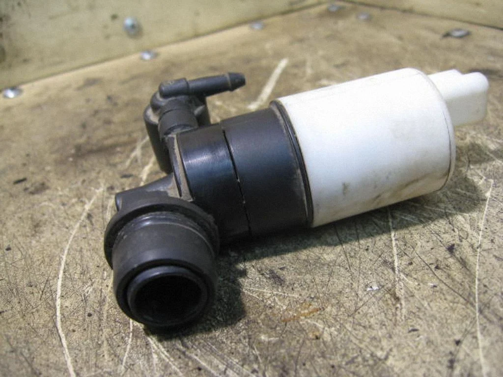 Windscreen/windshield washer pump – left