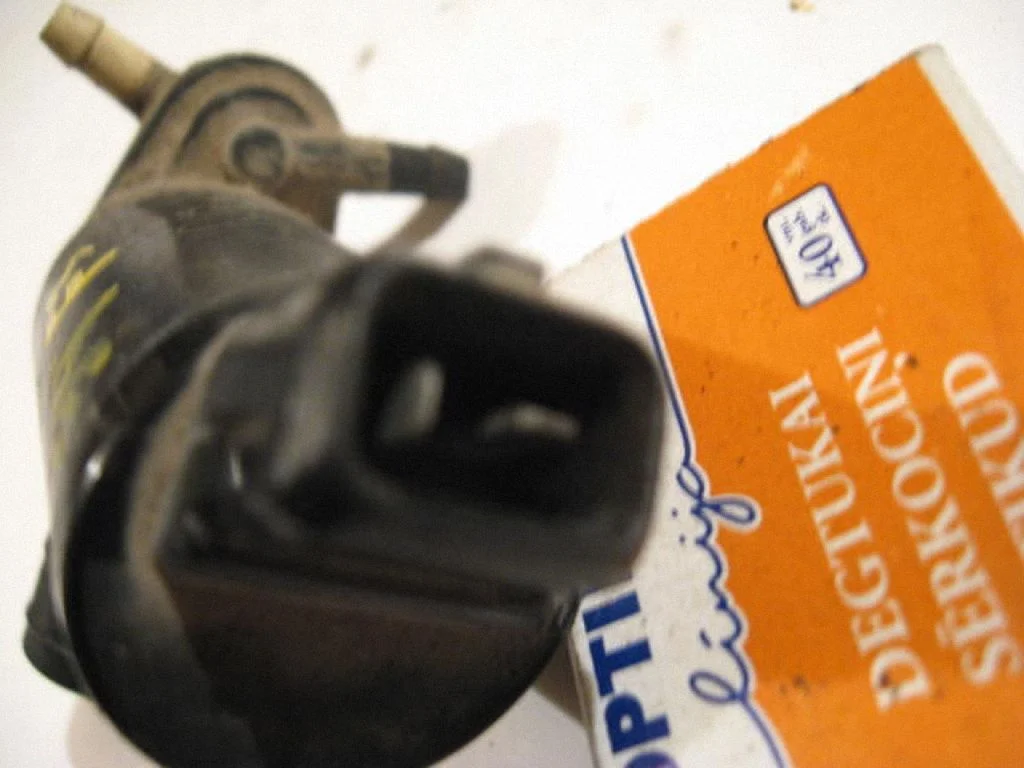 Windscreen/windshield washer pump – right