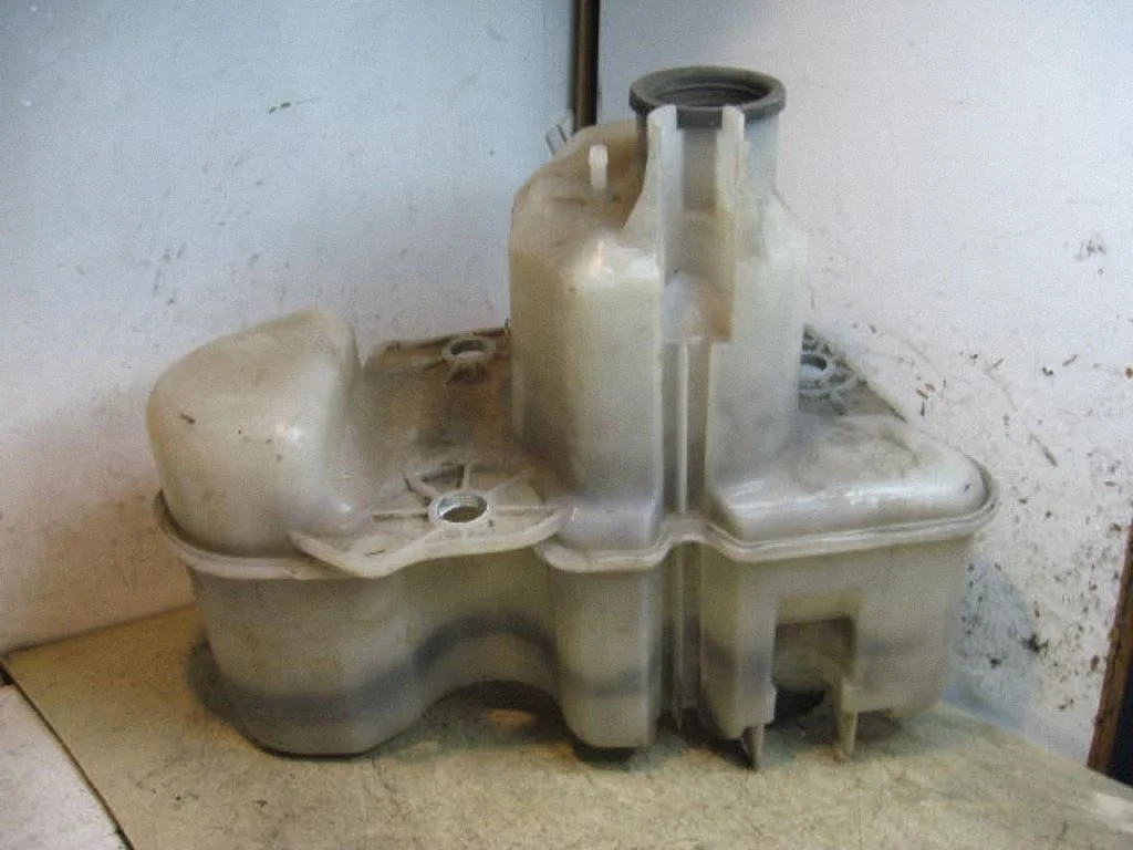 Windshield washer fluid reservoir/tank – left